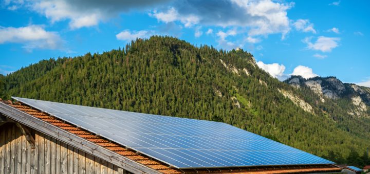 Installation de panneaux solaires sur hangar agricole à Toulouse quels avantages pour un agriculteur